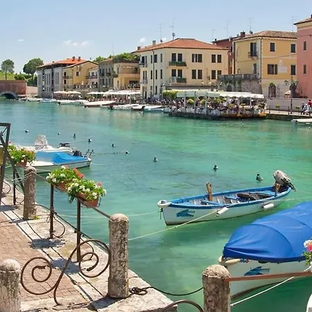 Vinessa- E Piscina Peschiera Apartman